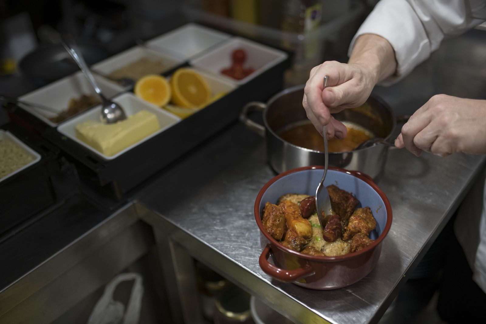 Migas à alentejana — empratamento