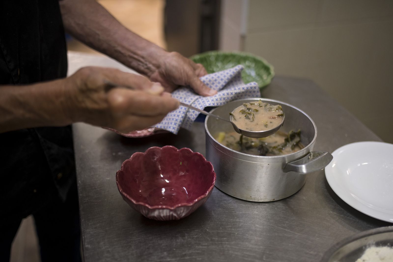 Sopa de legumes secos — empratamento