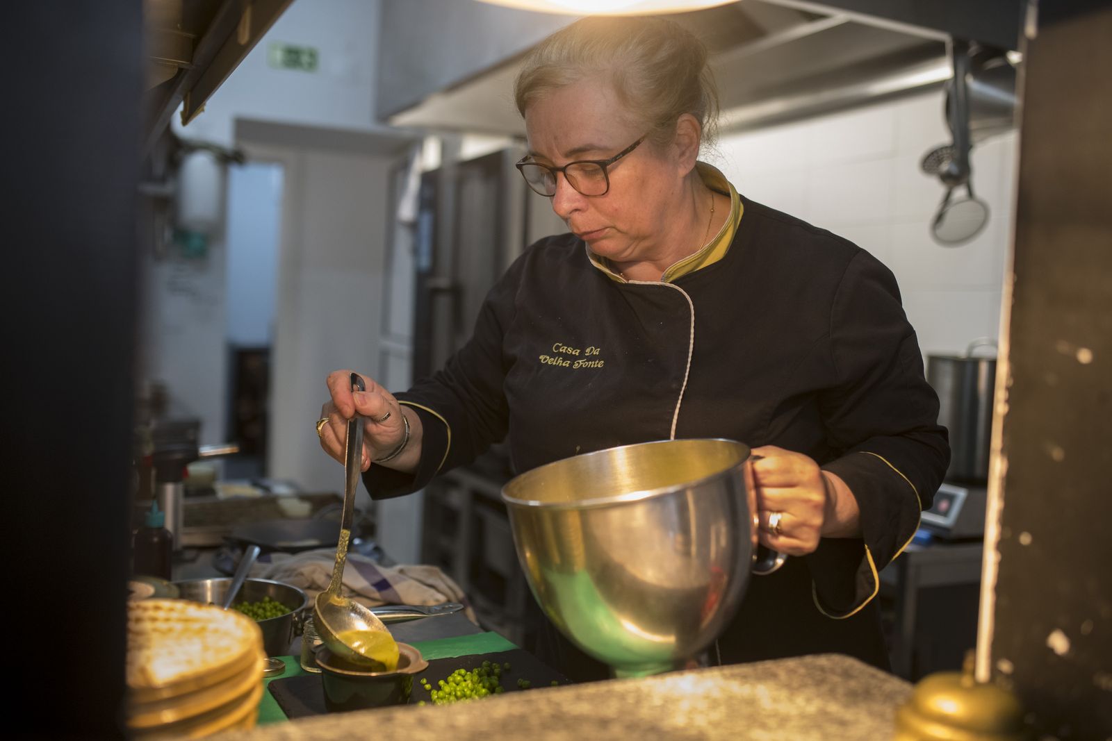 Sopa de Primavera com ervilhas. — empratamento