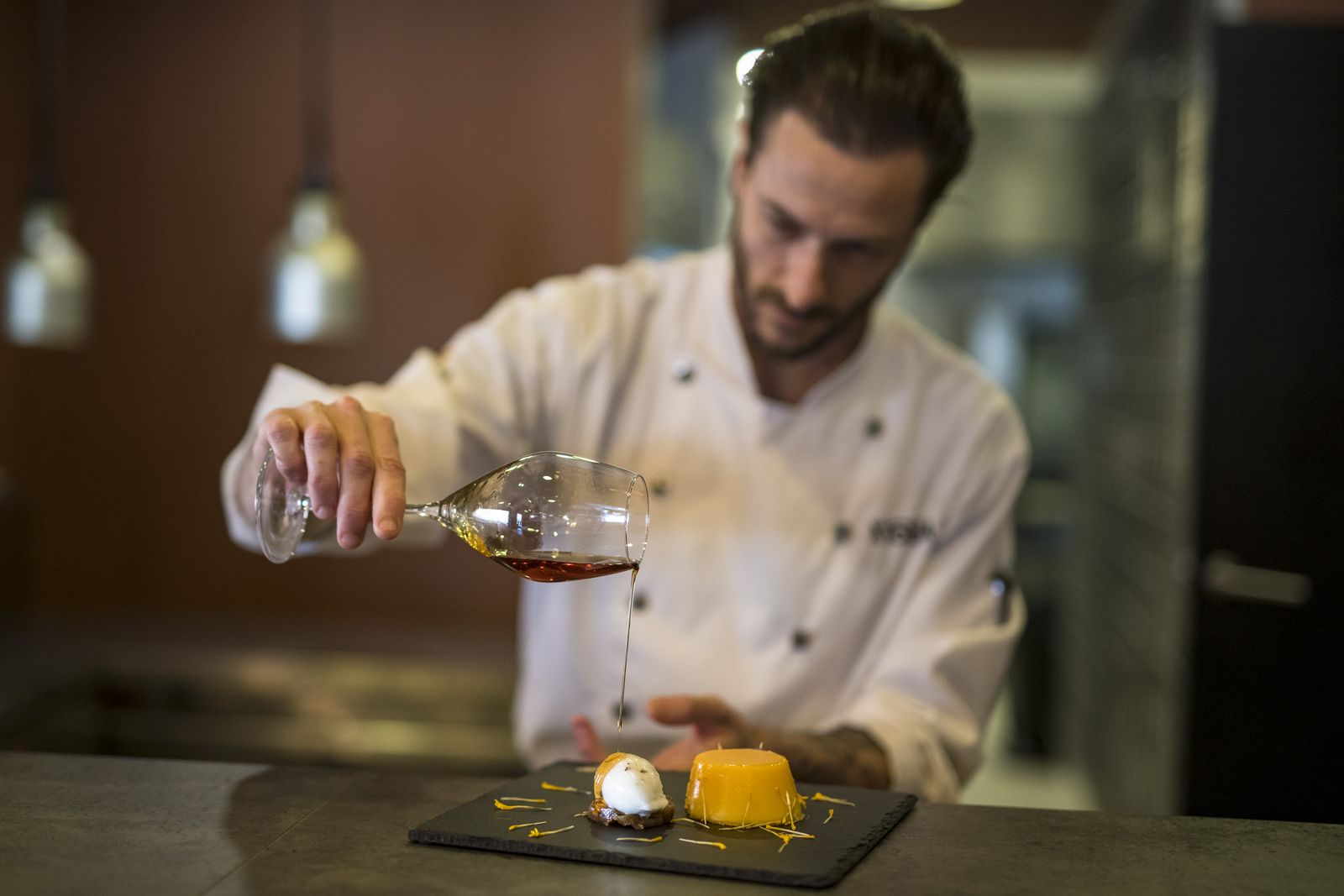 Pudim de Gemas, Uva, Moscatel e Nota Salina — empratamento
